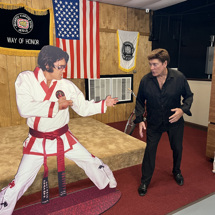 Ronnie McDowell posing with Elvis standee at TigerMan Museum